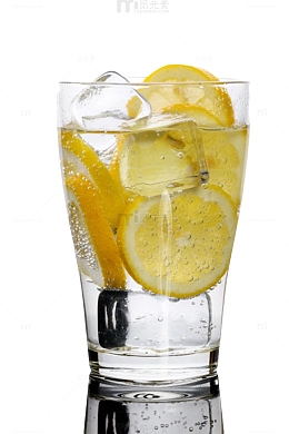 水杯苏打气泡水加柠檬加冰实物
