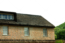 茅草顶红砖玻璃窗小屋