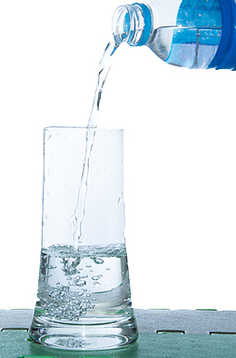 透明解渴倒进玻璃杯的一瓶饮料实