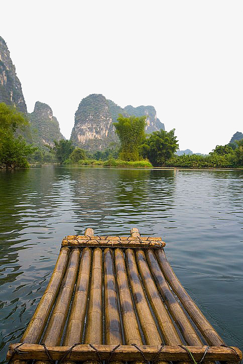 山水中的木筏