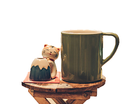 咖啡杯和猫咪摆设