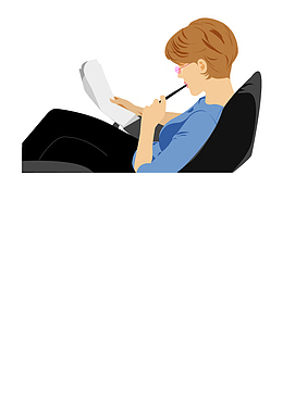 坐在沙发上看文件的男子