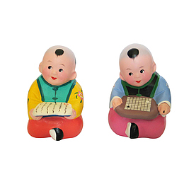 实物读书的小孩和玩五子棋的小孩