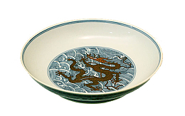 一个有着龙腾图案的盘子