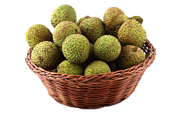 绿色竹篮里的新鲜荔枝实物