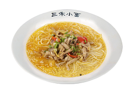 美味酸辣鸡杂汤米线