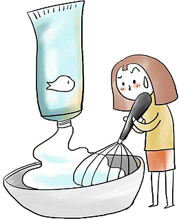 小女孩拿打蛋器搅奶油