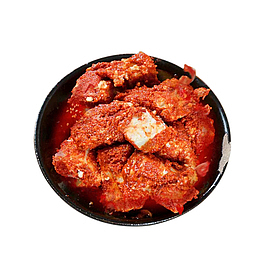 黑色瓷盘装的香辣霉豆腐