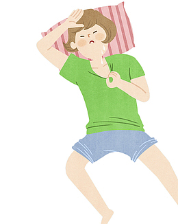 夏日炎热天气睡着的女孩