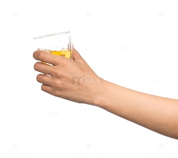 握着酒杯的手