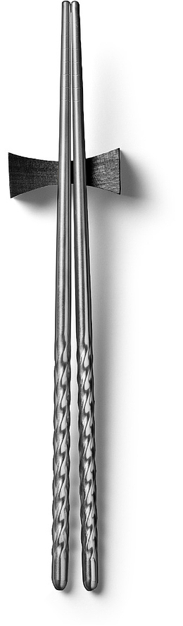 一双黑色的筷子和拖着的图片