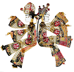 双人背对背坐皮影