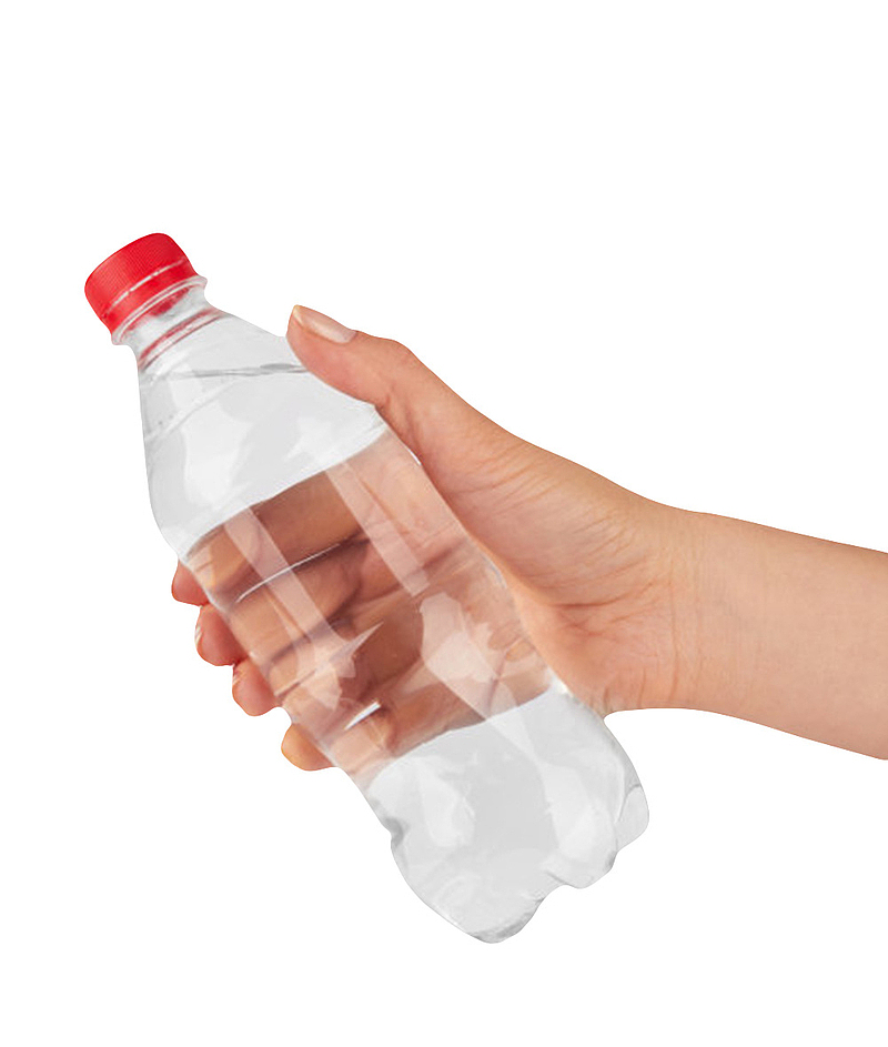 透明解渴用手传递的一瓶饮料实物