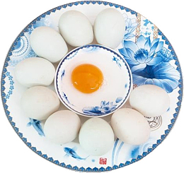 蓝色青花瓷盘装土鸭蛋蛋黄