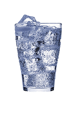 冒气大量气泡的加冰苏打气泡水实