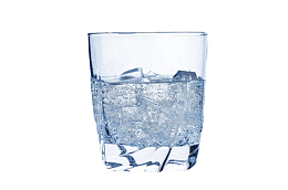 透明广口杯里的加冰苏打气泡水实