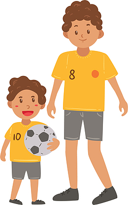 跟爸爸踢足球的男孩