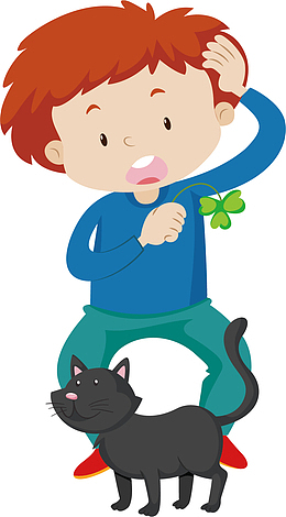 跟猫咪玩耍的男孩