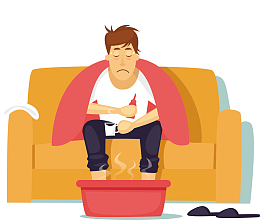 坐在沙发上泡脚的男子