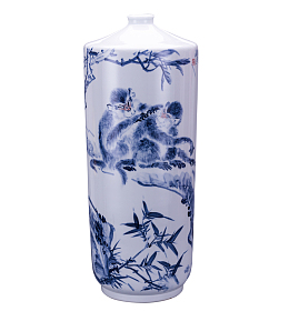 实物中国风青花瓷器摆件