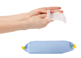 用蓝色塑料包装里的湿纸巾擦手