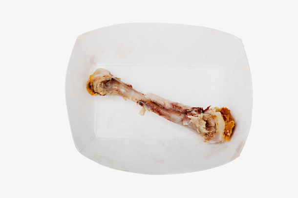 盘子里吃剩的鸡腿骨头