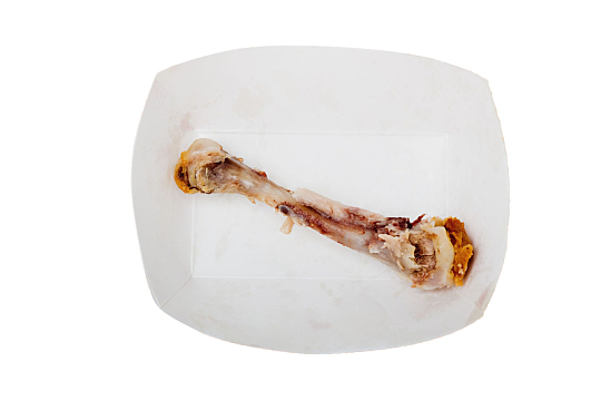 盘子里吃剩的鸡腿骨头