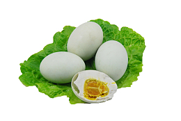 生菜叶和白色咸鸭蛋