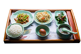 托盘里的饭菜