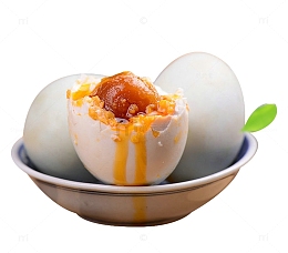 碟子里的出油咸鸭蛋蛋黄