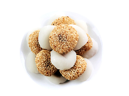 盘子里的手工麻薯