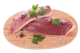 新鲜腌制的鸭胸肉