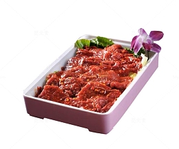粉色盘子里的熟牛肉