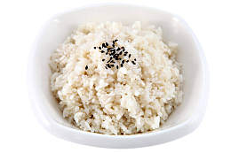 白色瓷碗里的黑芝麻蒸饭