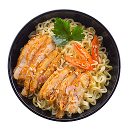 黑色碗里的辣椒肉片拌面