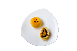 白色盘子里的黄色西点