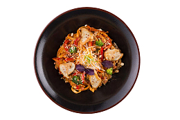 黑色碗里的肉片辣椒西蓝花芝麻拌