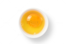 白色小碗里的清蛋液