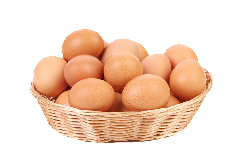 褐色鸡蛋一大篮子里的初生蛋实物