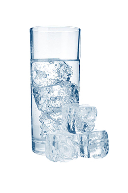 透明广口杯里的加冰苏打气泡水实