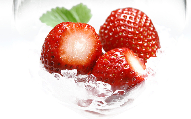 草莓水果冰块叶子