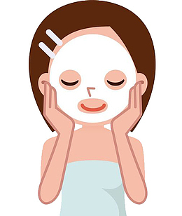 女子脸部上的白色面膜