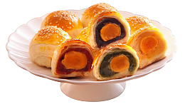白盘里的蛋黄酥皮月饼