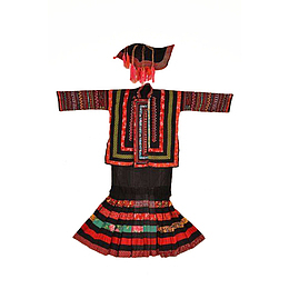 彝族民族特色女人服饰成套展品免