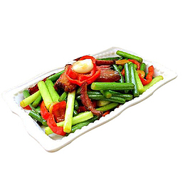 长形白盘子装点的美食蒜台炒肉