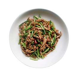 白色盘子装点的美食蒜台炒肉