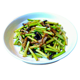 白色盘子装点的蒜台木耳炒肉