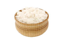木盘子里的粗盐粒