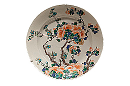 一个彩釉的盘子