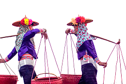 两个挑扁担的惠安妇女